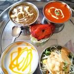 ニューガネーシャ - レディースセットの(左)ほうれん草のカレー&(右)バターチキンカレー