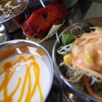 ニューガネーシャ - セットのサラダ&ヨーグルト