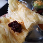 ニューガネーシャ - ナンに豆瓣醤ベースの辛味をトッピング❗