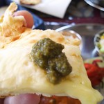 ニューガネーシャ - チーズナンにミント系の辛味をトッピング❗