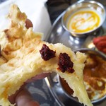 ニューガネーシャ - チーズナンに豆瓣醤ベースの辛味をトッピング❗