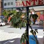 DANTE - 通り角にあります。2016.8