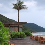 By the Beach Restaurant - ヤシの木の向こうがレストラン。昼の様子