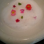 ラ・ボンヌターブル - 沖縄産マンゴー、ココナッツのブランマンジェ、パパイヤ、パイナップルのシャーベット　
      パッションフルーツ、泡立てた甘酒、ベゴニアの花