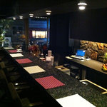 モゴット - カウンター席をエントランス側から望む