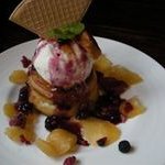 Marutagoyaresutorambinzuru - パリパリに焼き上げたパイにリンゴのプレザーブアイスクリームを添えた『ベリーベリー・アップルパイ』