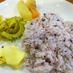 雑穀ライスと付け合わせ