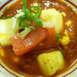 トウモロコシのトマトカレー夏野菜乗せ