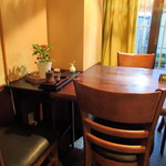 かはほり - 店内は8名掛けの大テーブルとカウンター4席(2016.Aug)