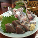 Matsu - 鯵と鰹のお刺身（？円）
                        色は悪いですが、味は格別。
                        特に鰹が美味しかったです。
                        ねっとりとした食感と脂の甘さが良かったです。