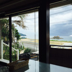 Hona Cafe Itoshima Beach Resort - 店内から夫婦岩が見える