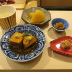 日本橋蛎殻町 すぎた - あん肝の煮付け、数の子の味噌漬け、縞海老の殻の香りを移した味噌と内子、塩雲丹、新政合わせで