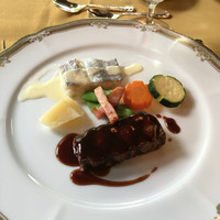 万平ホテル メインダイニングルーム - 太刀魚の白ワイン蒸し 蒸し汁のバターソース&オーストラリア産牛フィレ肉のグリル 赤ワインソース('16/08/28)