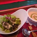 ピアットリッコ - 生ハムと紅ずわいがにとアスパラのニョッキ(1480円) サラダとトマトの冷製スープ