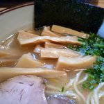 らーめん侘助 - 大量メンマのアップと一片の柚子