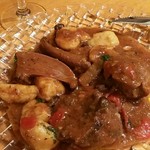 ビストロ シン 2 - 【2016年8月】仔羊バーグと茄子・トマトのオーブン焼き：950円
      タンシチュー ～ピぺラード煮込み：950円