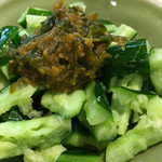 焼き鳥 てつ屋 - たたききゅうり青唐辛子入り味噌和え。辛いけど、クセになります。