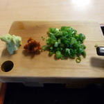 吉田屋食堂 - 薬味も３種しっかり付きます