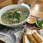 HUONG PHO - 鳥肉のフォー。ランチは揚げ春巻きor生春巻き付き  880円