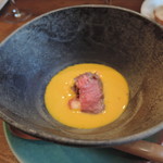 モンプチコションローズ - 冷製南瓜のスープ　ローストビーフとイチジク添え