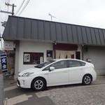 そば工房けんぞう - 店の外観　※人気店らしく、駐車スペースは車で一杯