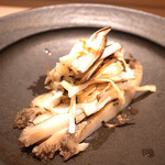 すし処 ひさ田 - 蒸し鮑と焼き黄ニラ