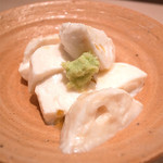 すし処 ひさ田 - 吉田牧場のモッツァレラチーズのヅケ ホエーと醤油 瀬戸内のオリーブオイル