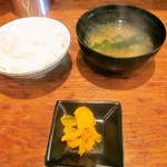 ごはん　味噌汁　漬物