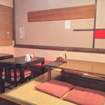 手打ちそば八轟 - 店内の手前の座敷とテーブル席
