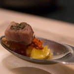 SALONE 2007 - 味覚の濃縮：今月のスプーン、豚肉と赤エビ、パイナップル