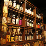 Hamaya - 店内の壁には、日本酒・焼酎のラベルが所狭しと貼られています♪お酒好きにはたまりません。