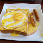 トースト、目玉焼き、ハム、ウインナーなど