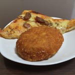 粉とクリーム - 惣菜パソはカレーかウインナーにかぎる。というわけでカレーパソと窯焼きピザ（ウインナー）。窯焼きピザ（ウインナー）は黒胡椒がしっかり効いており好印象