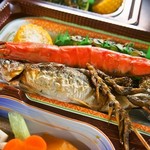 にし川 - 鵜飼のお弁当（鮎の塩焼き、海老の塩焼き、かじかの串焼き）