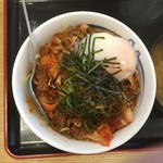 松屋 - ビビン丼には 豚肉 キムチ 金平ごぼう 温泉卵（ '16.08）