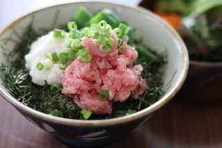 ネマルカフェ - オクラとトロロのネギトロ丼