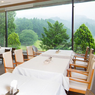 A luxurious interior with a panoramic view of the green. Private rooms are also available for groups.