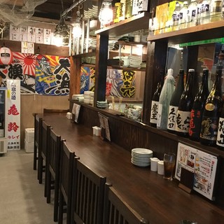 1階は1人でも入りやすいカウンター席
