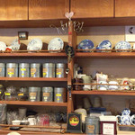 Shitto roto - 紅茶専門店でもあり、カウンター向かいには、沢山の茶葉とカップが並んでます。