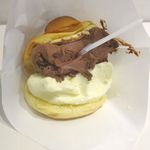 ブリジェラ - シュークリームよりは食感は重めですが、ジェラートの量が少なくなってきた時にはシューアイス感覚で楽しめます。