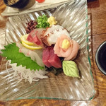 Yofukashi Dokoro Chokotto Ya - 2016/8 8-22-d10
                      「刺身盛合せ（２人前）　￥１２００」
                      鯛・わに・たこ・カンパチ・鰹