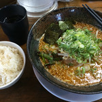 旨いラーメン ゆうや - うま辛みそラーメン ＋ 麦ご飯[ランチタイムは無料]