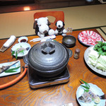 宮滝温泉元湯 まつや - お風呂から上がったら、お食事するお部屋に移動しました。
      実は今回の旅の一番の目的は、
      こちらの宿で、ぼたん鍋を食べることだったの～
      
      ちびつぬ「しし鍋よ～」