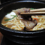 宮滝温泉元湯 まつや - おっ、猪肉が一切れ残ってたぞ、ラッキー♪
      いや～こちらのぼたん鍋、ほんとに美味しいです。
      お肉もお野菜も美味しくて、
      〆のおうどんまで残さず完食しちゃったよ。