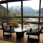 宮滝温泉元湯 まつや - 朝ご飯を食べた後は廊下に出て、のんびりおしゃべり。
      お宿の女将さんがとても気さくな方で、
      この辺りの観光に良さそうな場所を教えてもらいました。