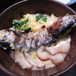 宮滝温泉元湯 まつや - 雑炊の中から、あまごさんがこんにちは～
      お茶椀によそって、いただきま～す。