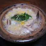 宮滝温泉元湯 まつや - 見て見て、土鍋がまだぐつぐつしてるよ～
      よく見ると、なにか尾のようなものが見えてるでしょ。
      こちらの雑炊、あまごが丸々一匹入ってるんだよ。