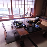 宮滝温泉元湯 まつや - 朝ご飯も昨日と同じお部屋に。昨日は障子が閉まってて
      分からなかったけど、ここからも吉野川がよく見えるんだね～
      ボキらのお部屋は2階で、お食事のお部屋は1階なんだよ。