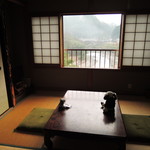 宮滝温泉元湯 まつや - 奈良・吉野の朝だよ～昨日は早寝したので、
      いつもより早く目が覚めたボキら。
      吉野川は朝霧がかかっていて、すごくいい眺めです。
      
      ちびつぬ「そろそろ朝ご飯の時間ね～」