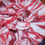 宮滝温泉元湯 まつや - 猪肉は、三重の山奥で美味しいどんぐりを食べて育った
      天然の猪肉だよ！(写真は2人前です)
      